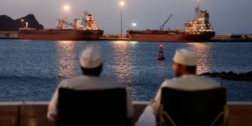 미국-이란 충돌 격화에 국제유가 장중 120달러 육박… 미국 증시도 ‘흔들’