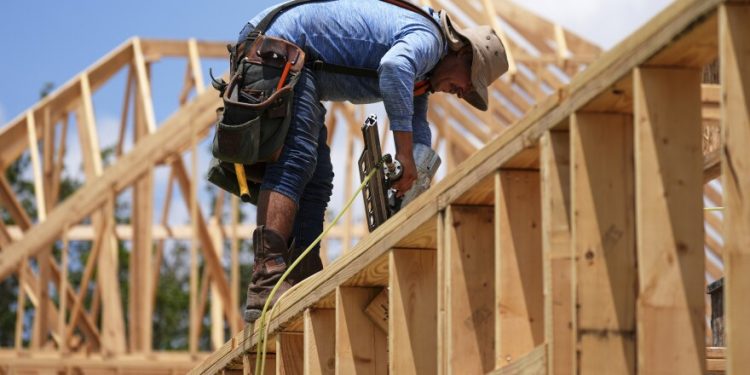 ICE 단속 공포에 텍사스 건설현장도 ‘직격탄’ …  주택 공급 차질 우려