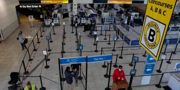 국토안보부 셧다운 여파 일부 해소 … TSA 급여 지급 재개, 공항 대기시간 정상화