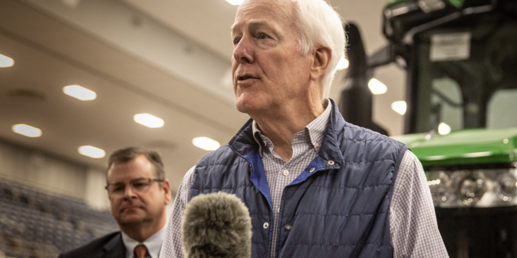 텍사스 공화당 내 긴장 고조 … 트럼프, 존 코닌 지지 여부 놓고 MAGA 진영 ‘찬반 논쟁’