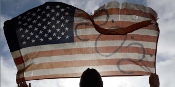 미국 자유민주주의 1965년 수준으로 후퇴 … 국제보고서 “자유민주주의 지위 상실’