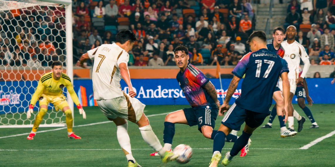 ‘손흥민 효과’ 역대 최대 한인인파 몰린 휴스턴 쉘 스타디움 … 3,000여명 한인동포 ‘압도적 응원전’