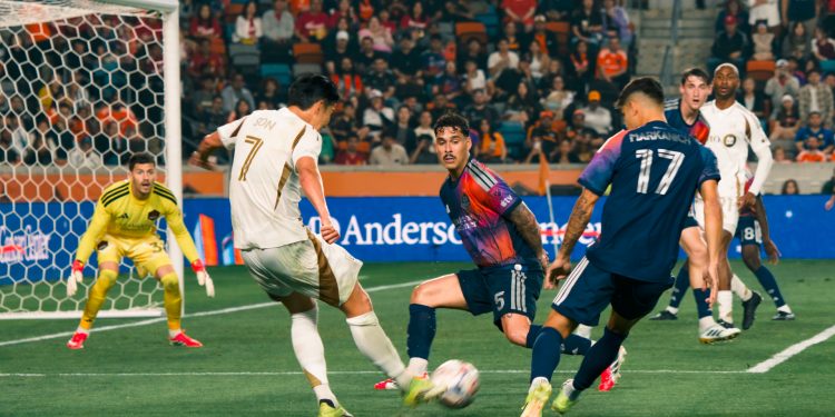 ‘손흥민 효과’ 역대 최대 한인인파 몰린 휴스턴 쉘 스타디움 … 3,000여명 한인동포 ‘압도적 응원전’