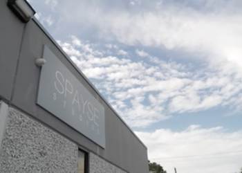 달라스 북서부 창고형 ‘무허가 성인 클럽’ 급습 … 마약 및 성매매 혐의 2명 기소