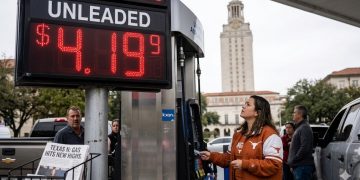 “표심이 흔들린다” 미 물가 · 주유비 폭등에 정치권 ‘충돌’