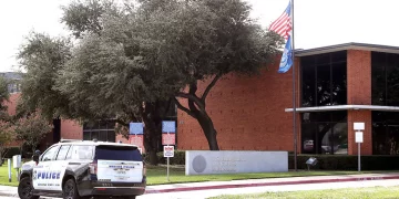 텍사스 3대 도시, 이미국(ICE) 협력 확대 … 주지사 ‘보조금 압박’에 결국