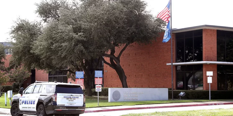 텍사스 3대 도시, 이미국(ICE) 협력 확대 … 주지사 ‘보조금 압박’에 결국